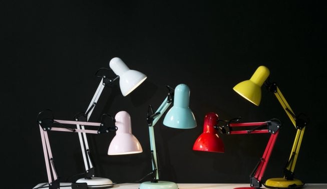 Lampka na biurko ucznia – jak powinna wyglądać?
