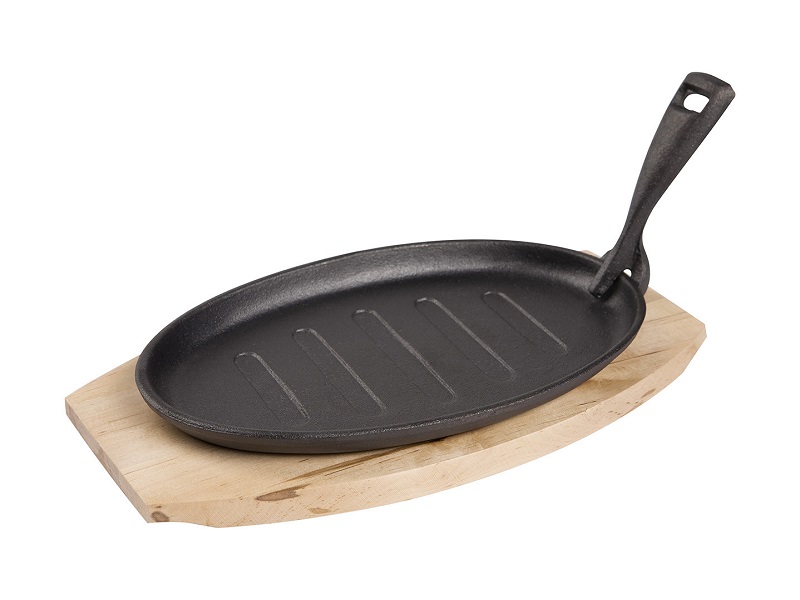 Patelnia żeliwna na desce Grada