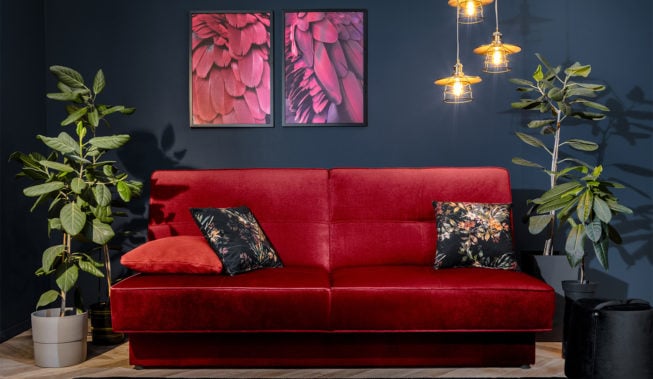 Czerwona kanapa w salonie – inspiracje