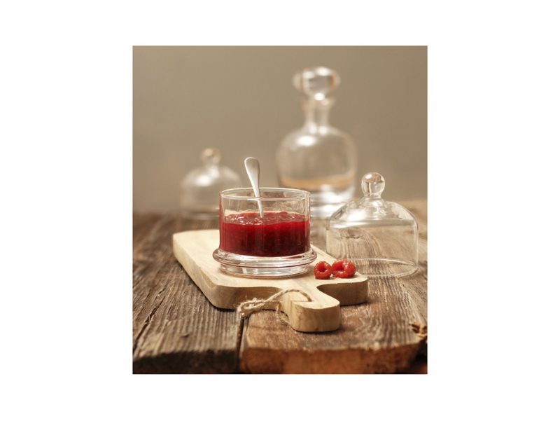 Un récipient en verre pour servir les conserves rendra la dégustation des conserves d'automne plus agréable