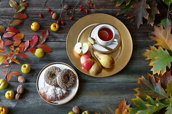 Złoty talerz śniadaniow Gold podkreśli urok jesiennych owoców