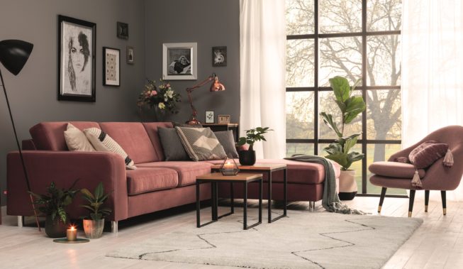 Drewno i metal w salonie: garść inspiracji