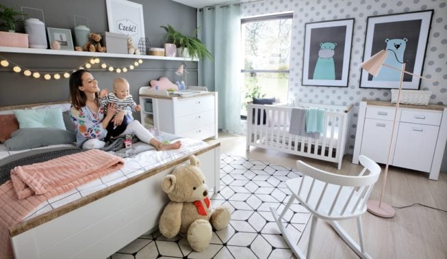 Sypialnia i pokój dziecka w jednym, czyli jak stworzyć wspólną sypialnię dla rodziców i niemowlaka?