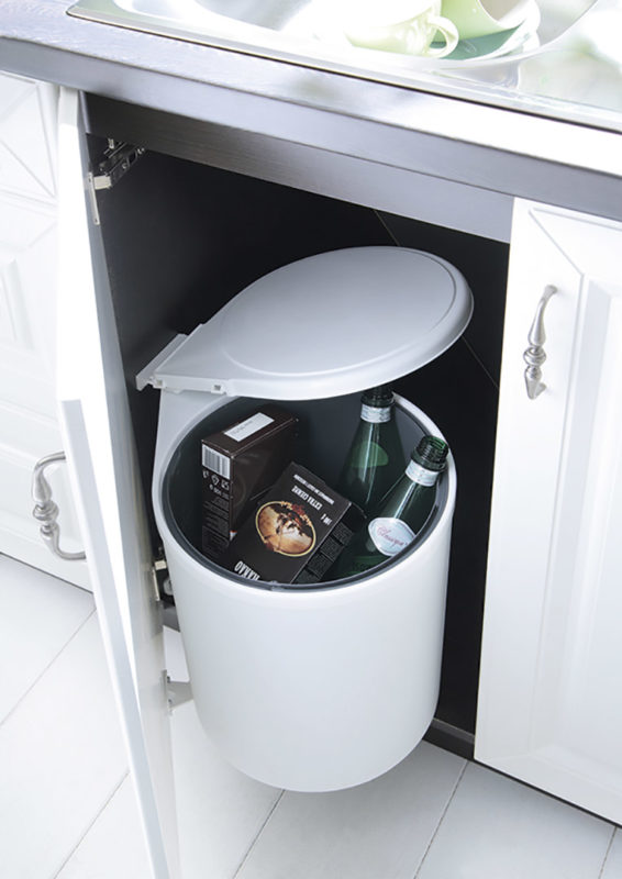 Kosz na śmieci montowany na drzwiach szafki kuchennej
