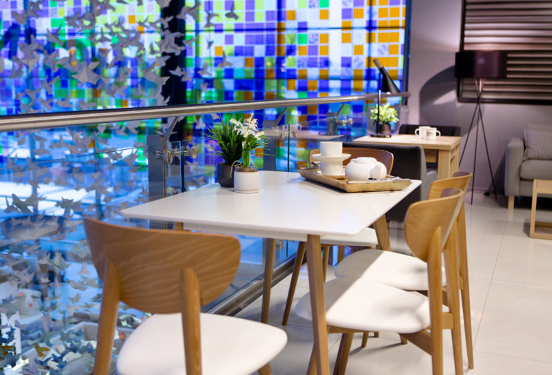 Stolik i krzesła w restauracji