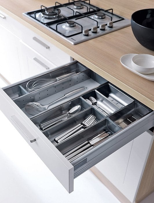 Białe szafki i blaty