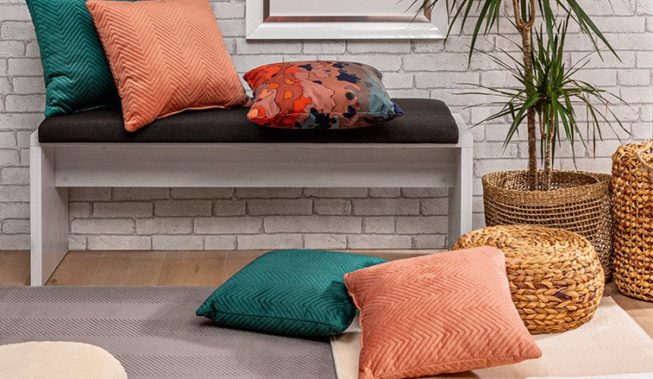 Poduszki dekoracyjne do salonu, sypialni, przedpokoju – jak je dobrać zgodnie ze stylem domu?