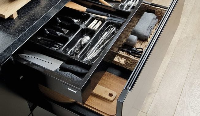 Organizacja w szafkach kuchennych – poznaj sposoby na idealny porządek