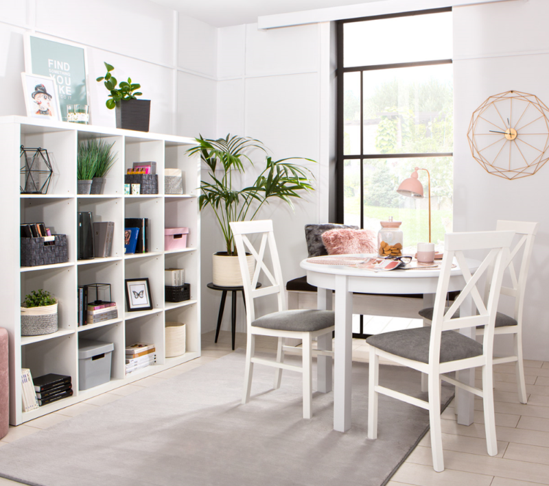 krzesła i stół w jadalni