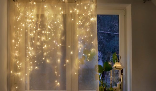 Jak ozdobić okno i parapet zimowymi dekoracjami?