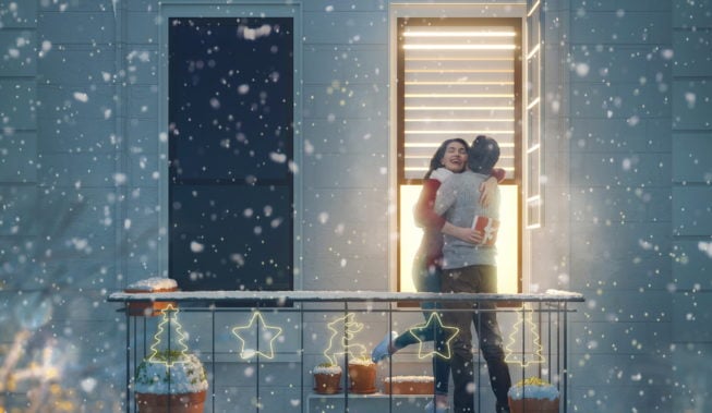 Świąteczne dekoracje balkonu i tarasu: nie tylko śnieg i szron