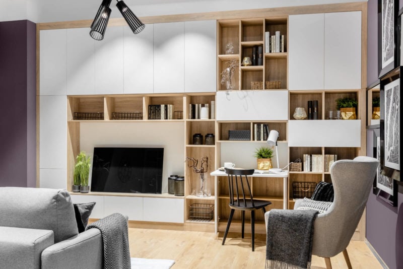 Biblioteczka w salonie - sposób na ciekawą aranżację