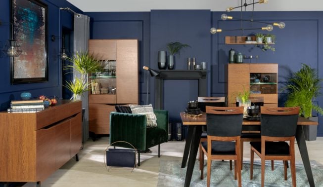 Granatowe ściany: z czym łączyć tę barwę we wnętrzu?