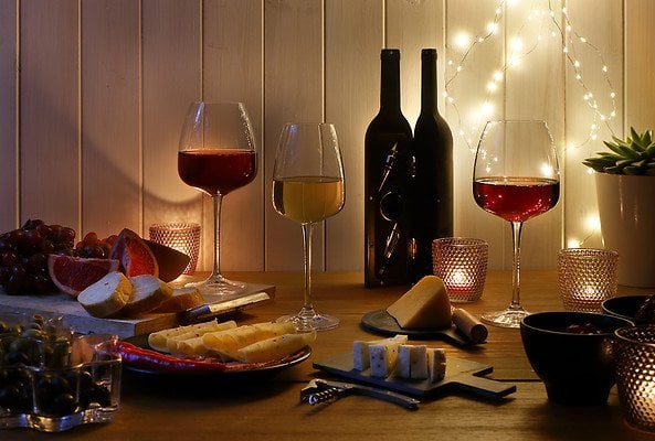 Walentynki to idealna okazja, by zaserwować kolację przy świecach