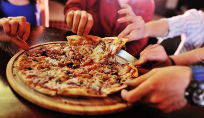 Włoska uczta! Poznaj przepis na domową pizzę.