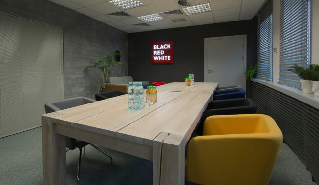 Jak urządzić salę konferencyjną w biurze?