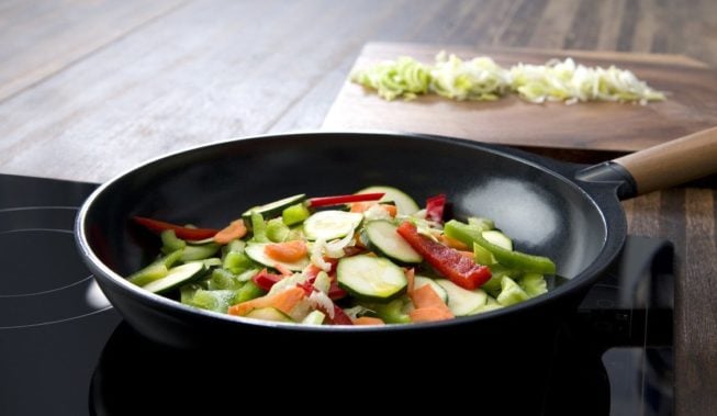 Jaką patelnię kupić? Poradnik zakupowy