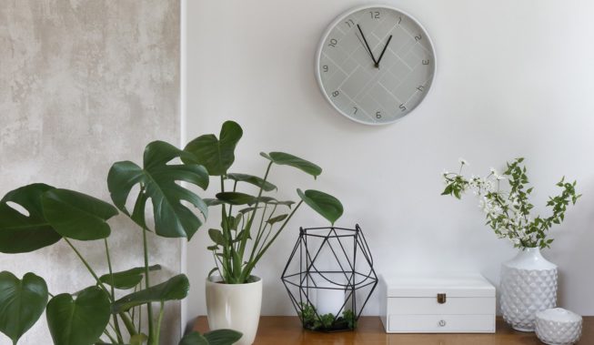 Gdzie powiesić zegar w salonie?