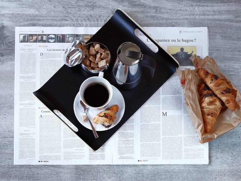 Flat lay uwieczniający poranną prasówkę przy kawie zrobionej w kafeterii Vella
