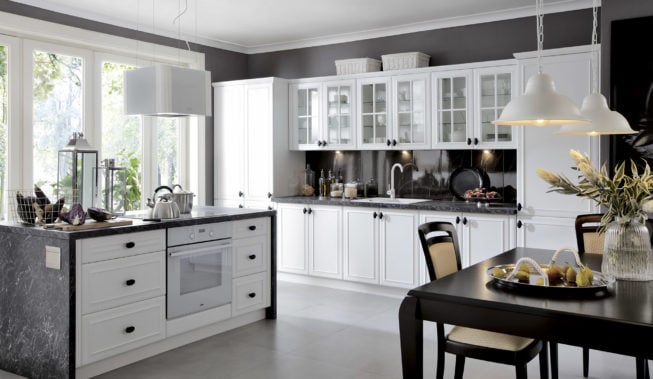Biała kuchnia z czarnymi uchwytami – aranżacje