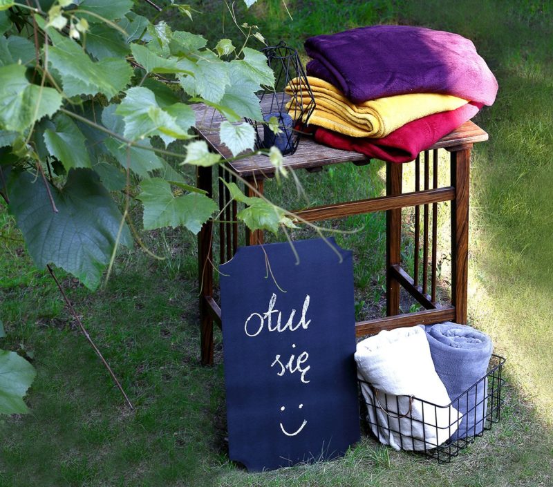 W chłodne wieczory warto zaoferować gościom miękki i przytulny koc Mellow w szarym odcieniu. 