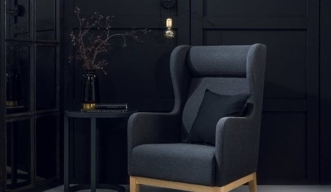 Czerń w salonie – jak zrobić to dobrze?