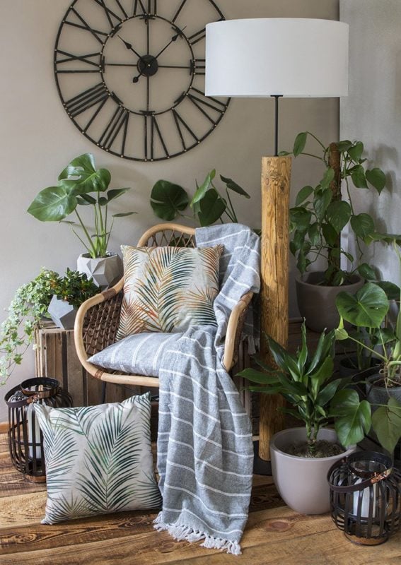 Relaksacyjny kącik w stylu boho – poduszki, bawełniany koc i duuużo zieleni