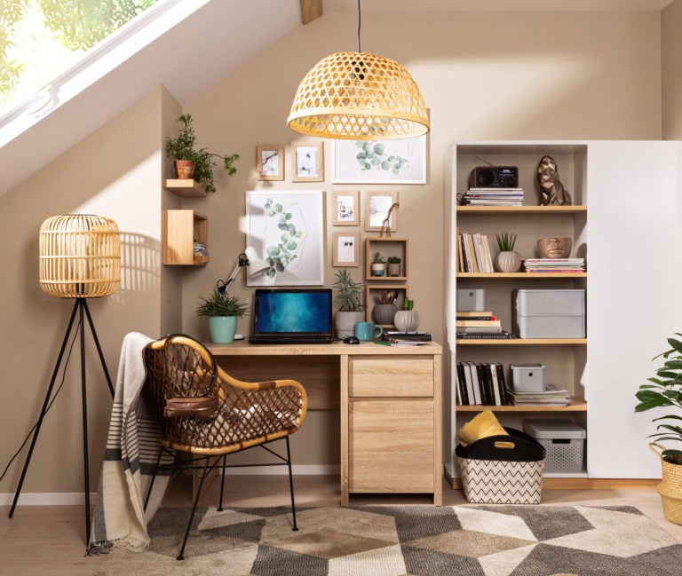 domowe biuro w kuchni