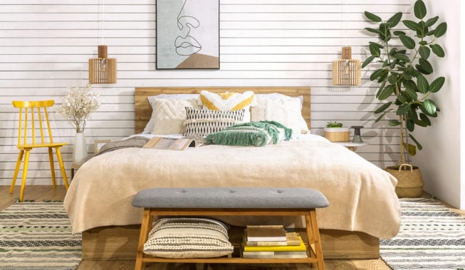 Sypialnia z drewnianym łóżkiem – inspiracje