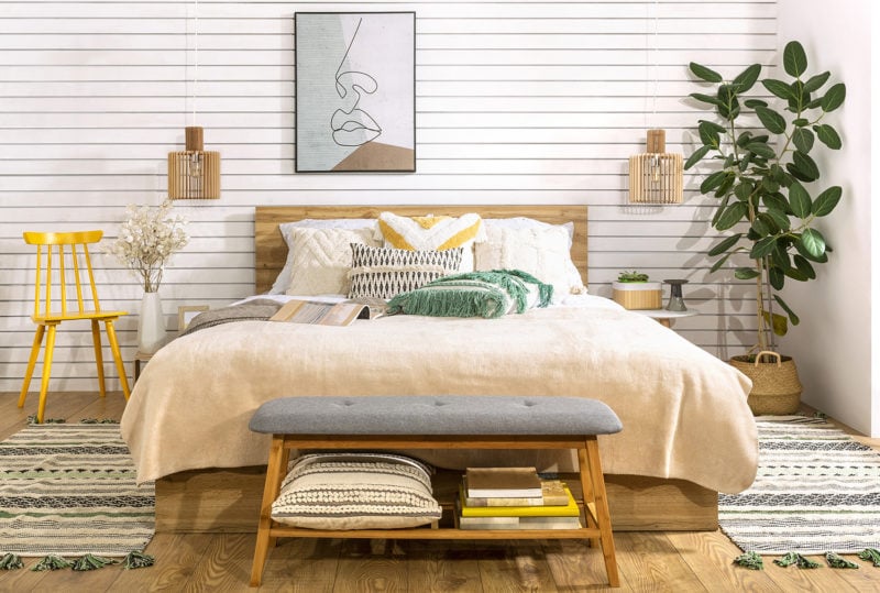 Sypialnia z drewnianym łóżkiem