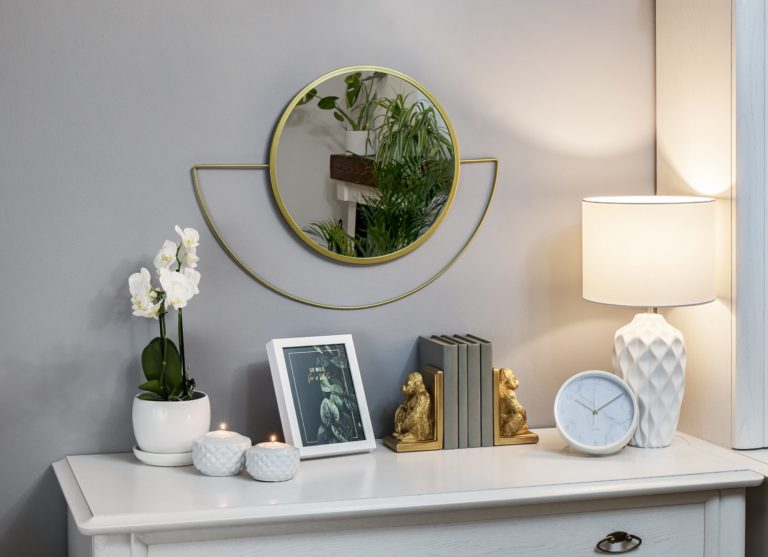 białe dodatki do mieszkania