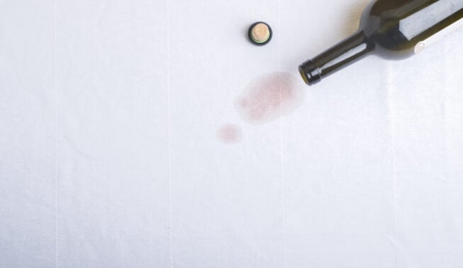 Plamy na obrusie: jak usunąć?