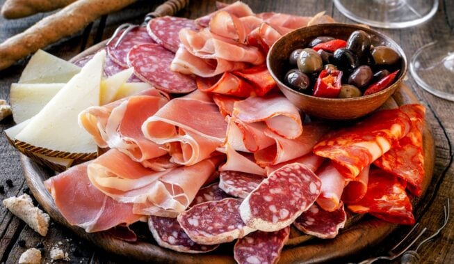 Jak układać wędliny na półmisku?