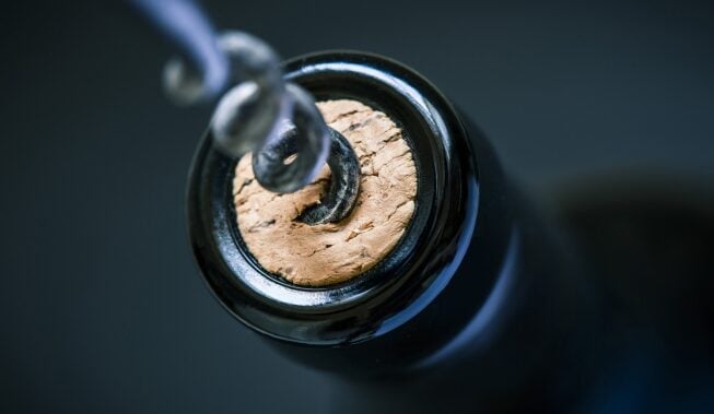 Otwieranie wina korkociągiem, kluczem i… widelcem