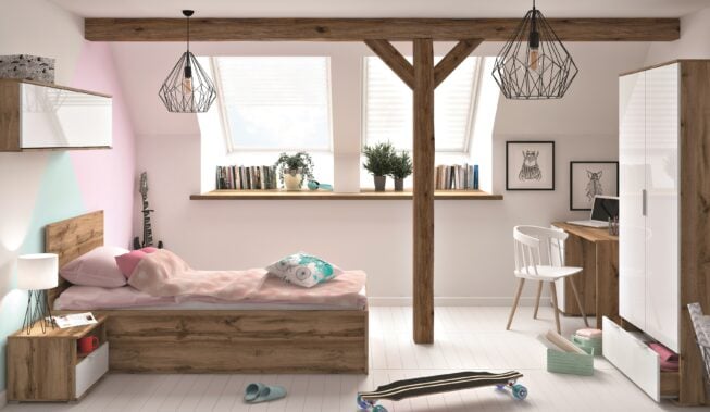 Nowoczesny pokój dla dziewczynki na poddaszu – aranżacje uwzględniające skosy