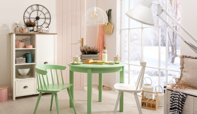 Przełam nudę ‒ wybierz kolorowe krzesła do jadalni