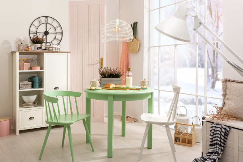 Kolorowe krzesła do jadalni ożywią rodzinne wnętrze