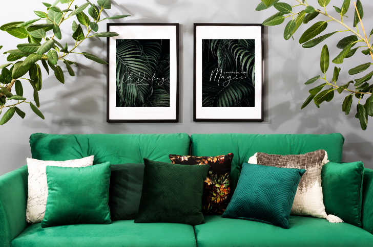 Plakaty w galerii obrazów nad kanapą