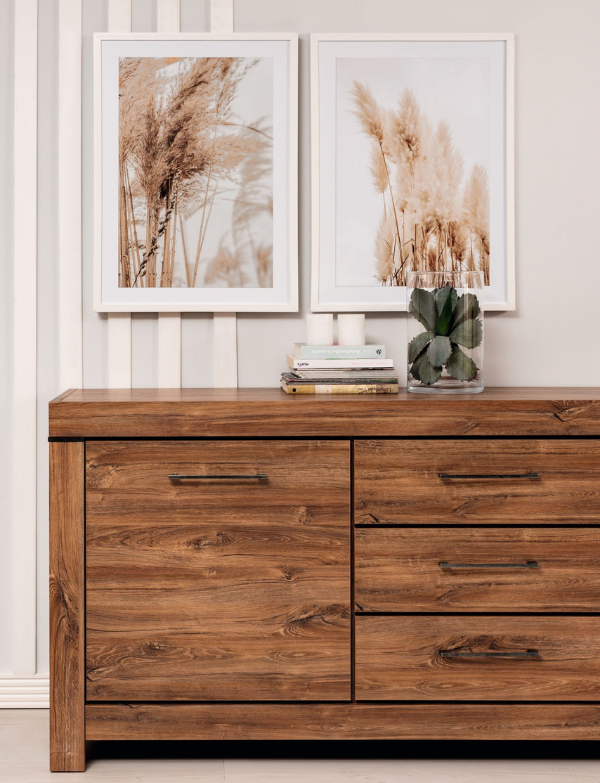 Obraz Trawa ozdobi ścianę nad komodą w kolorze drewna