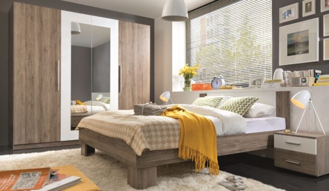 Stojące, wiszące, okrągłe, prostokątne… Jakie powinno być lustro w sypialni?