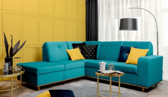 Turkus w salonie – pomysły na stylową aranżację