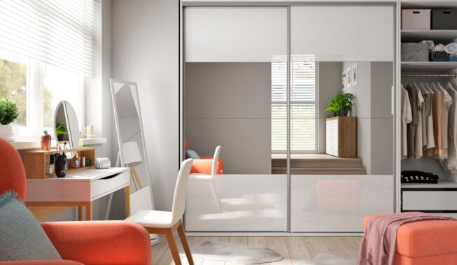 Subtelna i pojemna – biała szafa do sypialni nastolatki