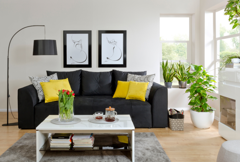 Czerń, biel i żółć, czyli kontrasty w salonie