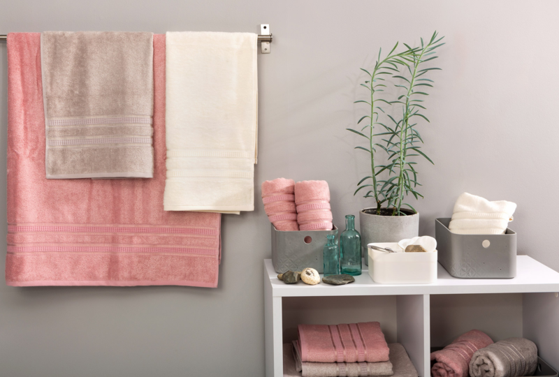 Szara łazienka - jakie dodatki ożywią aranżację w szarościach?