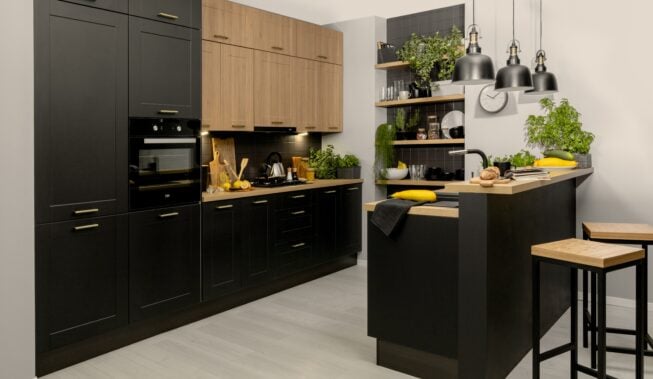 Do jakich mebli pasuje drewniany blat kuchenny i jakie są jego zalety?