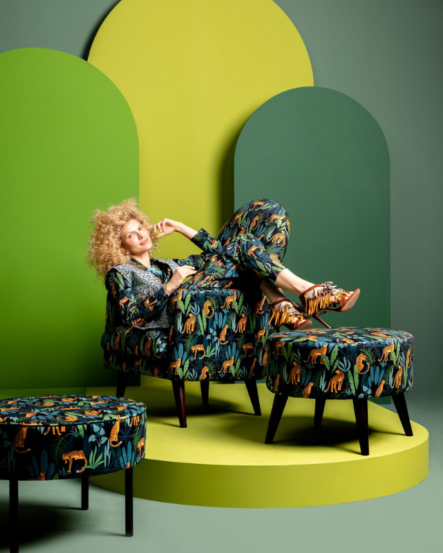 Fotel i pufy z printem w stylu urban jungle