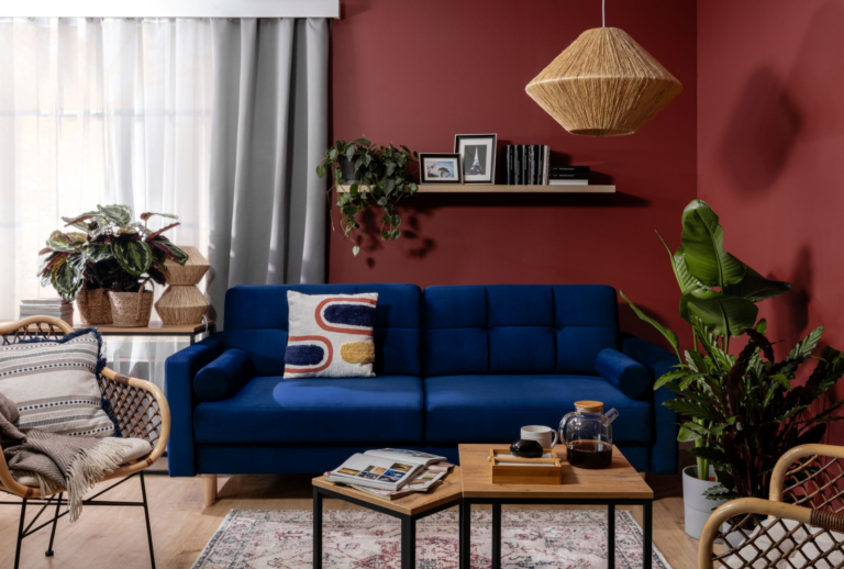 Kontrastowe kolory w salonie – jak je wprowadzić do wnętrza?
