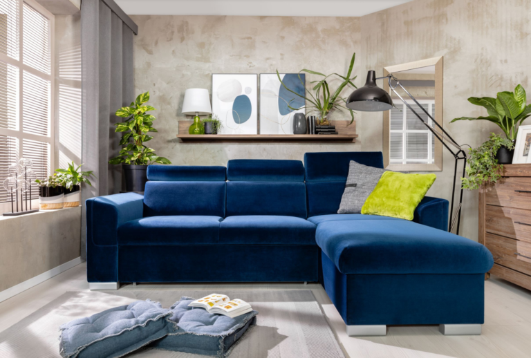 Granatowy narożnik w aranżacji salonu