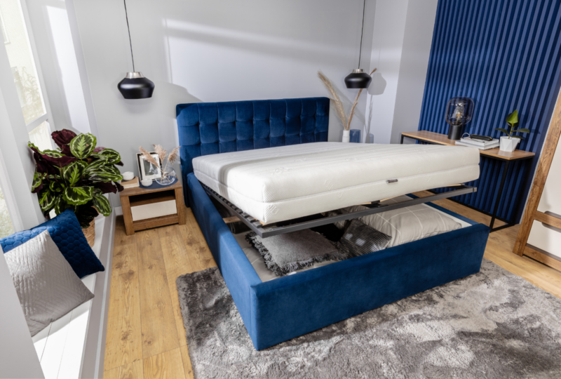 Łóżko tapicerowane ze stelażem na podnośnikach gazowych