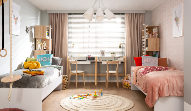 Przestrzeń do nauki dla dwojga – dodatki i biurka w pokoju bliźniaków